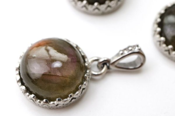 画像2: 【自社製アクセサリー10点以上でクーポン使用後30％OFF対象商品（クーポン番号：AC30）】ペンダントトップ　ピンクラブラドライト　丸型　約14mm　ステンレス　マダガスカル産　日本製　自由　夢　ヒーリング　ジュエリー　天然石　※ポイント対象外　品番：15363 (2)