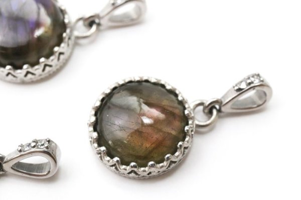 画像3: 【自社製アクセサリー10点以上でクーポン使用後30％OFF対象商品（クーポン番号：AC30）】ペンダントトップ　ピンクラブラドライト　丸型　約14mm　ステンレス　マダガスカル産　日本製　自由　夢　ヒーリング　ジュエリー　天然石　※ポイント対象外　品番：15363 (3)