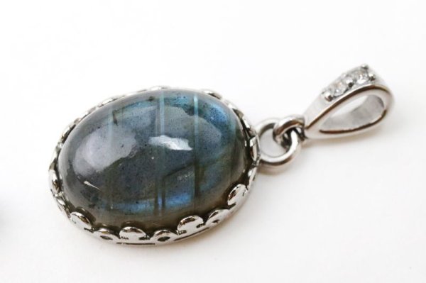 画像2: 【自社製アクセサリー10点以上でクーポン使用後30％OFF対象商品（クーポン番号：AC30）】ペンダントトップ　ラブラドライト　オーバル　約16×12mm　ステンレス　マダガスカル産　日本製　自由　夢　ヒーリング　ジュエリー　天然石　品番：15370 (2)