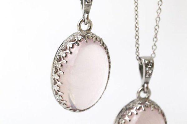 画像2: 【自社製アクセサリー10点以上でクーポン使用後30％OFF対象商品（クーポン番号：AC30）】ペンダントトップ　ローズクォーツ　オーバル　約20×15mm　ステンレス　マダガスカル産　日本製　恋愛　美しさ　ジュエリー　天然石　品番：15373 (2)