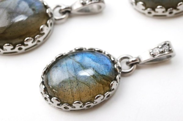 画像3: 【自社製アクセサリー10点以上でクーポン使用後30％OFF対象商品（クーポン番号：AC30）】ペンダントトップ　ラブラドライト　オーバル　約16×12mm　ステンレス　マダガスカル産　日本製　自由　夢　ヒーリング　ジュエリー　天然石　品番：15370 (3)