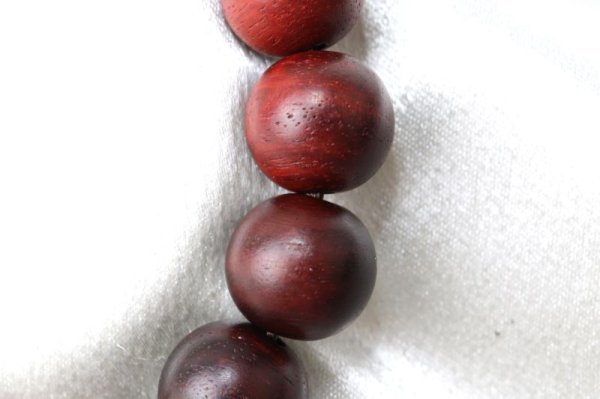 画像2: 【パワーズウッド】ブレス 小葉紫檀 〈スリランカ〉 約12mm 気と血液の流れを良くする 厄除け 災難排除 運気上昇 天然木 品番:15403 (2)