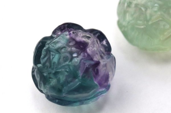 画像2: 置物 ミニ彫り物 フローライト 蓮 1個 蓮花 純潔 神聖 純粋 清らかな心 休養 癒し 浄化 天然石 品番: 15454 (2)