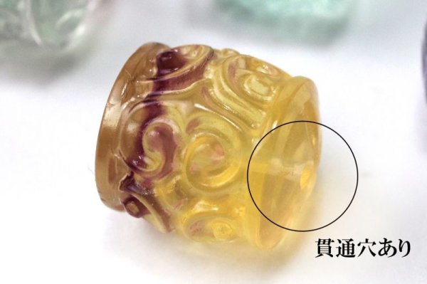 画像3: 置物 ミニ彫り物 フローライト ルールートン如意 (貫通穴) 1個 人間の情緒 社交性 喜び 癒し 浄化 天然石 品番: 15460 (3)