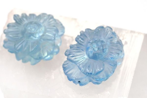画像4: 天然石パーツ　アクアマリン　花彫り　ブレス用　横穴　貫通穴　幸福　愛情　ビーズ　彫刻パーツ　天然石　品番：15504 (4)
