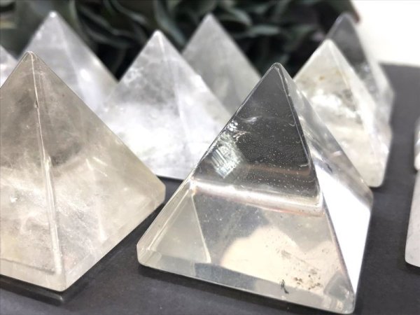 画像5: 【割引不可】置物 水晶 ピラミッド 10個セット エネルギー 浄化 彫り物 天然石 ※割引クーポン・ポイント付与対象外 品番: 10442 (5)