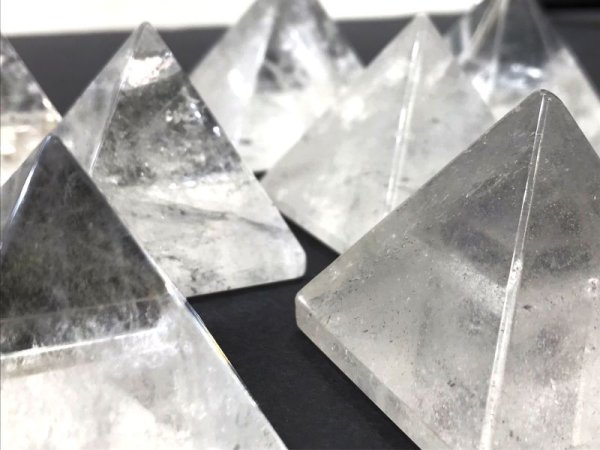 画像2: 【割引不可】置物 水晶 ピラミッド 10個セット エネルギー 浄化 彫り物 天然石 ※割引クーポン・ポイント付与対象外 品番: 10442 (2)