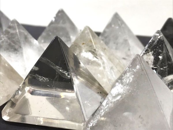 画像3: 【割引不可】置物 水晶 ピラミッド 10個セット エネルギー 浄化 彫り物 天然石 ※割引クーポン・ポイント付与対象外 品番: 10442 (3)