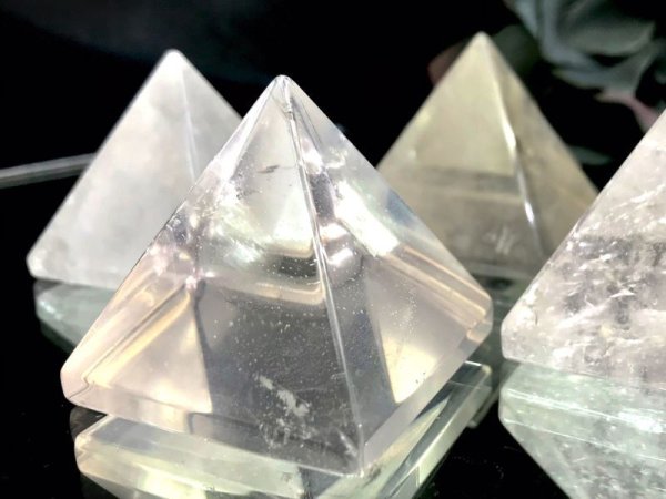 画像4: 【割引不可】置物 水晶 ピラミッド 10個セット エネルギー 浄化 彫り物 天然石 ※割引クーポン・ポイント付与対象外 品番: 10442 (4)