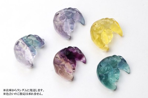画像6: 置物 ミニ彫り物 フローライト 月うさぎ 1個 干支 卯 ラビット 女性らしさ 優しさ 天然石 品番: 15547 (6)