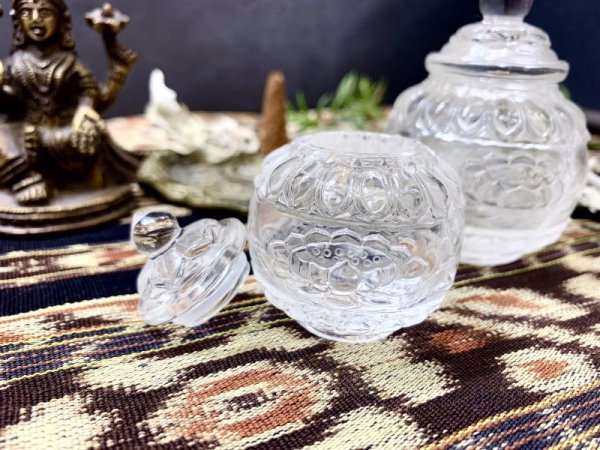 画像3: 置物 天然水晶 手彫り 小瓶 小 クォーツ 浄化 クリスタル 彫り物 風水 置物 天然石 品番:15563 (3)
