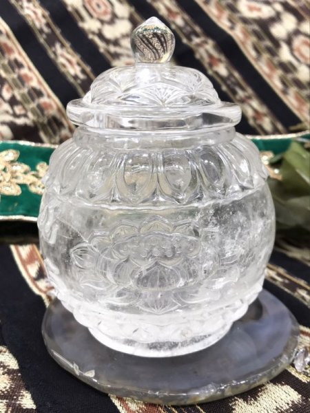 画像2: 置物 天然水晶 手彫り 小瓶 特大 クォーツ 浄化 クリスタル 彫り物 風水 置物 天然石 品番:15729 (2)