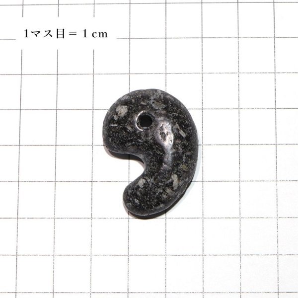 画像4: 【日本銘石】勾玉 鳥海石 〈秋田県〉 大 約30mm 不老長寿 国会安泰 穢れの清め パワーストーン 天然石 品番:16032 (4)