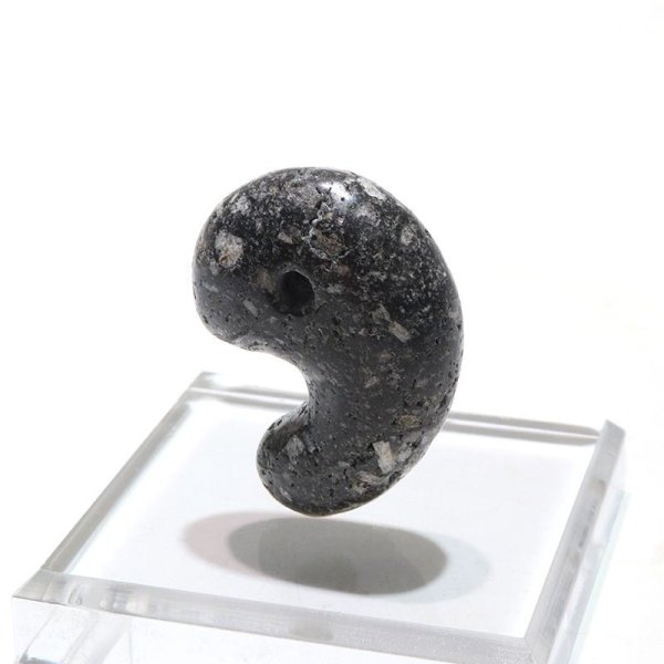 画像2: 【日本銘石】勾玉 鳥海石 〈秋田県〉 大 約30mm 不老長寿 国会安泰 穢れの清め パワーストーン 天然石 品番:16032 (2)