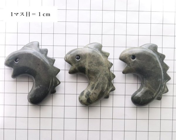 画像5: 【日本銘石】 勾玉 大和光石<宮崎県> 鬣(タテガミ)型 AAランク 約50mm 日本製 健康、浄化、厄除け パワーストーン 天然石 品番:16139 (5)