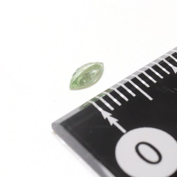 画像4: ルース ファンシーサファイヤ グリーン マーキスカット 約2×5mm スリランカ産 ケース付き 誠実 慈愛 徳望 天然石  品番:16199 (4)