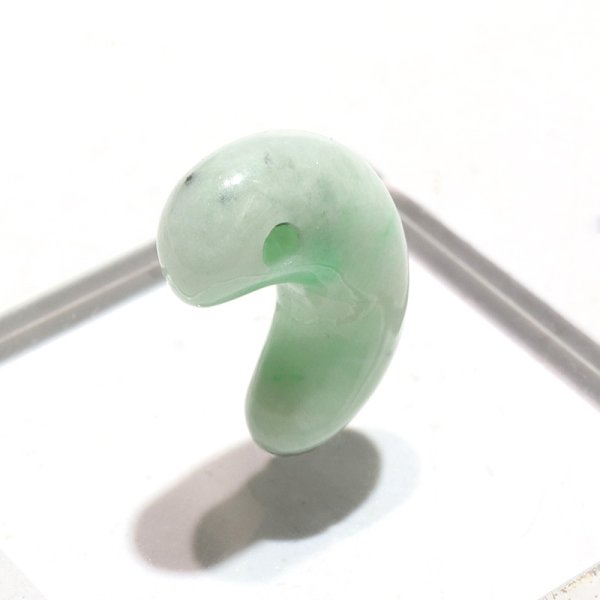 画像3: 【現品限り】【日本銘石】勾玉 糸魚川翡翠<新潟県> ブルー 約24mm 小滝産 桐箱入り 穴あき 日本製 国石 安定 平穏 慈悲 智恵 パワーストーン 天然石 品番:16318 (3)