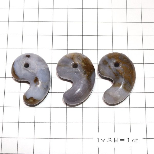 画像5: 【日本銘石】勾玉 山形めのう〈山形県〉 丸約30mm 穴あり 日本製 月の力 海上安全 五穀豊穣 諸願成就 パワーストーン 天然石 品番:16409 (5)
