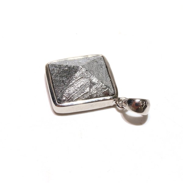 画像3: 【現品限り】ペンダントトップ ギベオン<ナミビア産> シルバー ピラミッド型 約14mm silver925 ケース付き 宇宙のパワー 隕石 パワーストーン 天然石 品番: 16528 (3)
