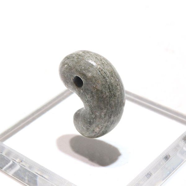 画像2: 勾玉 バドガシュタイン鉱石 約25mm オーストリア産 穴あき 日本製 目的の達成 健康 情報や技術の吸収 パワーストーン 天然石 品番:16535 (2)