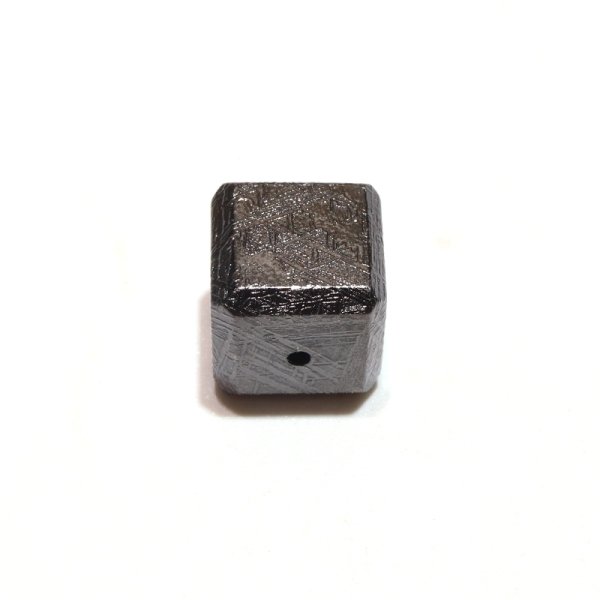 画像2: バラ石 ギベオン<ナミビア産> ブラック 正方形 約10mm 穴あき 一粒売り 宇宙のパワー 隕石 パワーストーン 天然石 品番:16623 (2)