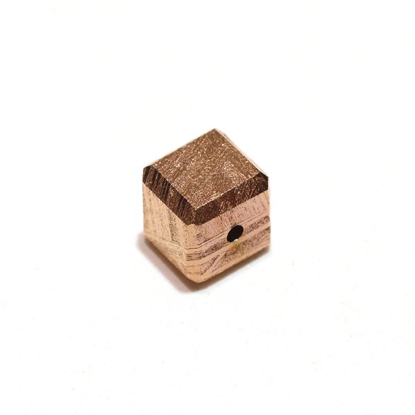画像2: バラ石 ギベオン<ナミビア産> ピンクゴールド 正方形 約6mm 穴あき 一粒売り 宇宙のパワー 隕石 パワーストーン 天然石 品番:16615 (2)
