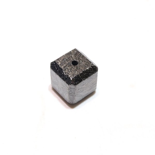 画像4: バラ石 ギベオン<ナミビア産> ブラック 正方形 約8mm 穴あき 一粒売り 宇宙のパワー 隕石 パワーストーン 天然石 品番:16620 (4)