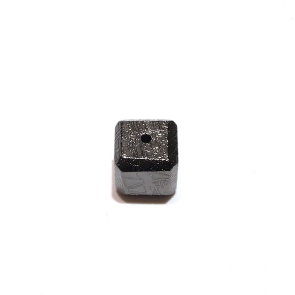画像3: バラ石 ギベオン<ナミビア産> ブラック 正方形 約8mm 穴あき 一粒売り 宇宙のパワー 隕石 パワーストーン 天然石 品番:16620 (3)
