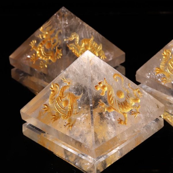 画像2: 置物 水晶(金彫り)四神 ピラミッド 浄化 クォーツ パワーストーン 天然石 品番:17011 (2)