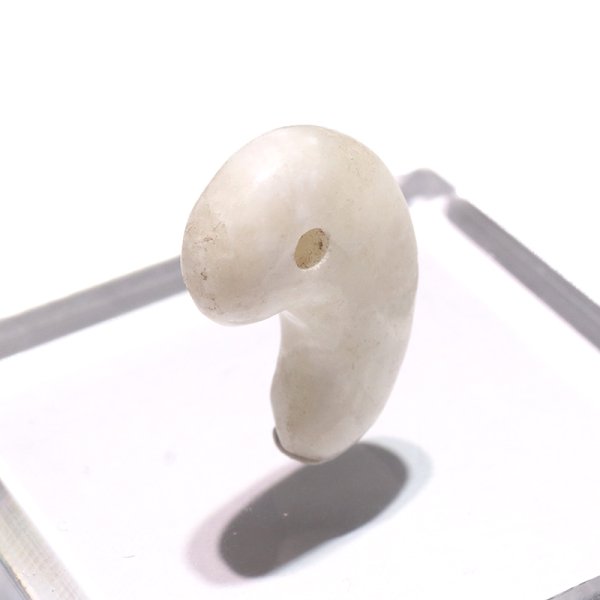 画像3: 【日本銘石】勾玉 糸魚川翡翠<新潟県> 白 中 約25mm 証明書付き 穴あき 日本製 国石 安定 平穏 慈悲 智恵 パワーストーン 天然石 品番:17099 (3)