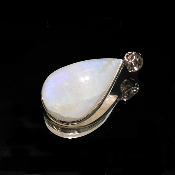 画像2: 【自社製アクセサリー10点以上でクーポン使用後30％OFF対象商品（クーポン番号：AC30）】ペンダントトップ　レインボームーンストーン　ドロップカット　スリランカ産　silver925　シルバー　ケース付き　日本製　人間の情緒　社交性　喜び　パワーストーン　天然石　品番：17139 (2)