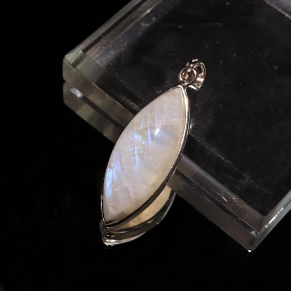 画像2: 【自社製アクセサリー10点以上でクーポン使用後30％OFF対象商品（クーポン番号：AC30）】ペンダントトップ　ロイヤルブルームーンストーン　マーキスカット　スリランカ産　silver925　ゴールド　ケース付き　日本製　人間の情緒　社交性　喜び　パワーストーン　天然石　品番：17203 (2)