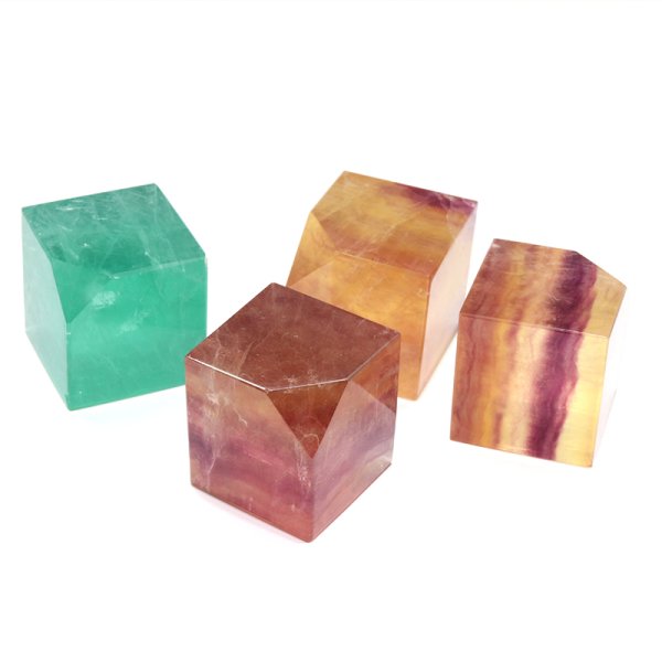 画像2: 置物　フローライト　キューブ　中国産　約97〜108g　守護　愛　想像力　恋愛成就　浄化　パワーストーン　天然石　品番：17900 (2)