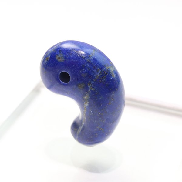 画像2: 勾玉　ラピスラズリ　約27mm　アフガニスタン産　邪気を払う　判断力　直感力を高める　パワーストーン　天然石　※ポイント対象外　品番：18254 (2)