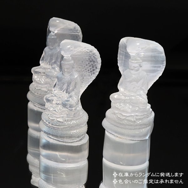 画像4: 置物 セレナイト 蛇神ナーガ上の仏陀 弁財天の眷属 不老長寿 生命力 精霊 月の女神 エネルギー 浄化 癒し パワーストーン 天然石 品番:18406 (4)