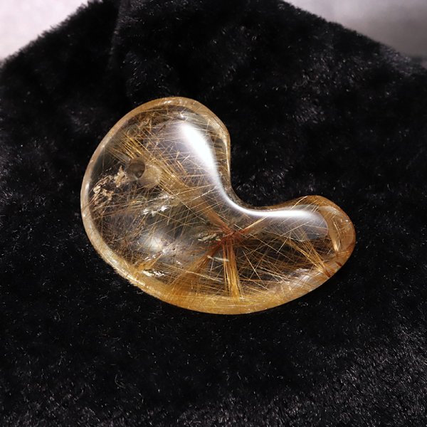 画像2: 勾玉　ルチル入りマニハール水晶　インド　マニハール地方産　約22〜24×33〜35mm　桐箱入り　ヒマラヤ水晶　品番：19080 (2)