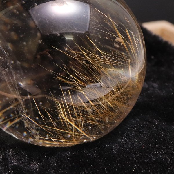 画像2: 【一点物】丸玉 ルチル入りマニハール水晶 インド マニハール地方産 約36mm 桐箱入り ヒマラヤ水晶 品番:19088 (2)