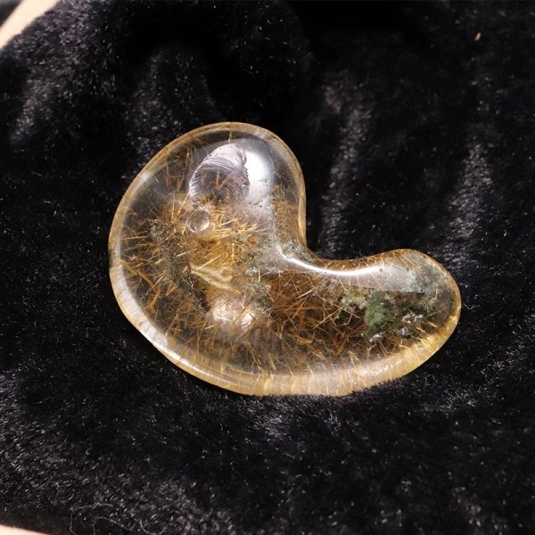 画像2: 勾玉　ルチル入りマニハール水晶　インド　マニハール地方産　約22〜25×33〜35mm　桐箱入り　ヒマラヤ水晶　品番：19079 (2)