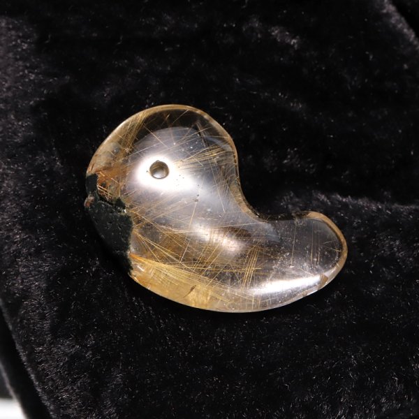 画像3: 勾玉　ルチル入りマニハール水晶　インド　マニハール地方産　約22〜24×33〜35mm　桐箱入り　ヒマラヤ水晶　品番：19080 (3)