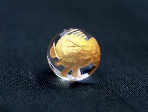 画像2: 干支 亥(いのしし)金彫 水晶 12mm    品番: 10900 (2)