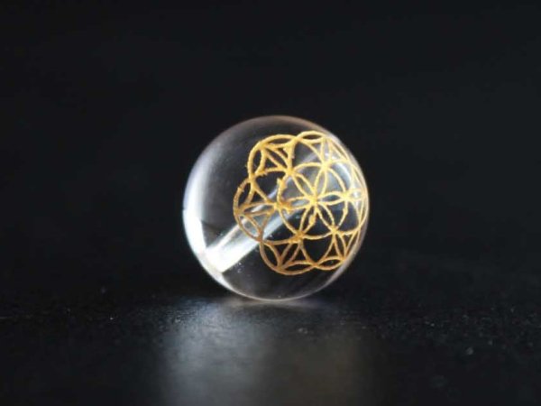 画像2: 【オリジナル商品】カービング 神聖幾何学模様 フラワーオブライフ 水晶(金彫り) 14mm  品番: 11917 (2)