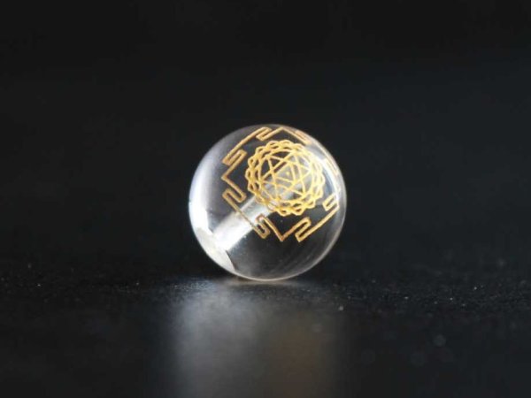 画像2: 【オリジナル商品】カービング 神聖幾何学模様 ヤントラ 水晶(金彫り) 12mm  品番: 5993 (2)