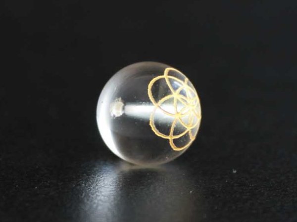 画像2: 【オリジナル商品】カービング 神聖幾何学模様 シードオブライフ 水晶(金彫り) 12mm  品番: 9134 (2)