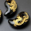 画像1: 勾玉　オニキス　龍(金彫り)　3cm×1.8cm　　品番： 7979 (1)