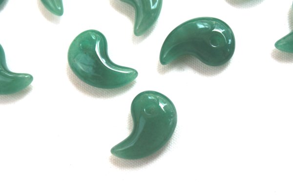 画像2: 勾玉  アベンチュリン(グリーン) 約24×16mm  品番: 9507 (2)